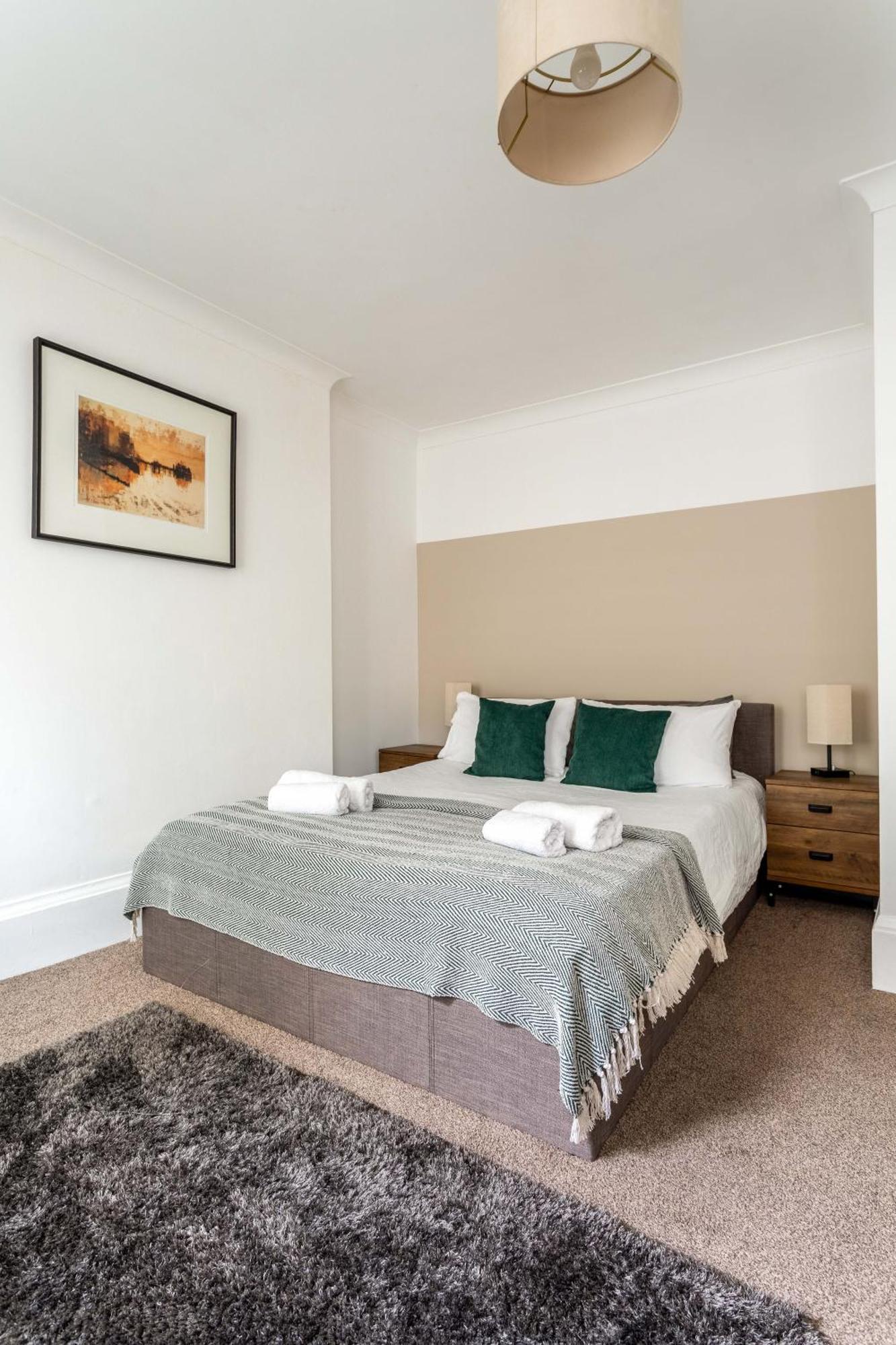 Super - 3 Large Bedrooms - Hosted By Agf Brighton