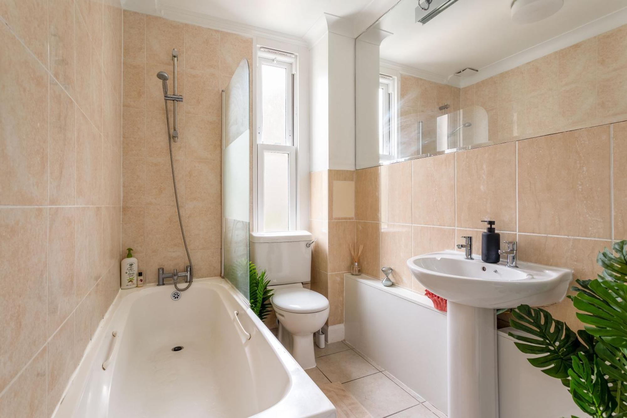 Super - 3 Large Bedrooms - Hosted By Agf *
